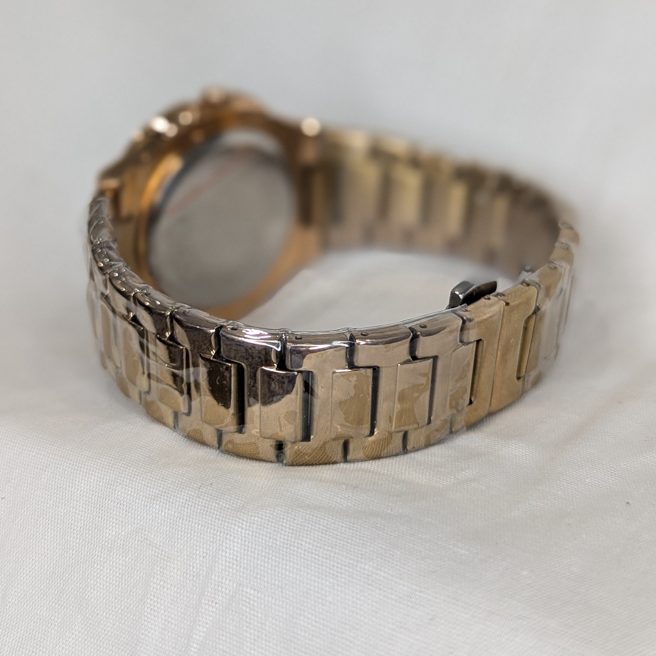 Novo Wrist Eclipse golden Steel Watch – Gold-Accent Bracelet, Minimal Dial