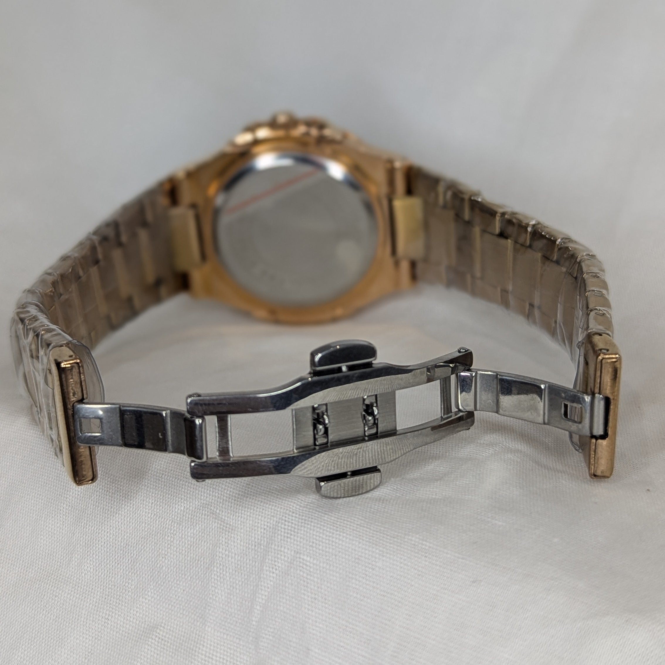 Novo Wrist Eclipse golden Steel Watch – Gold-Accent Bracelet, Minimal Dial