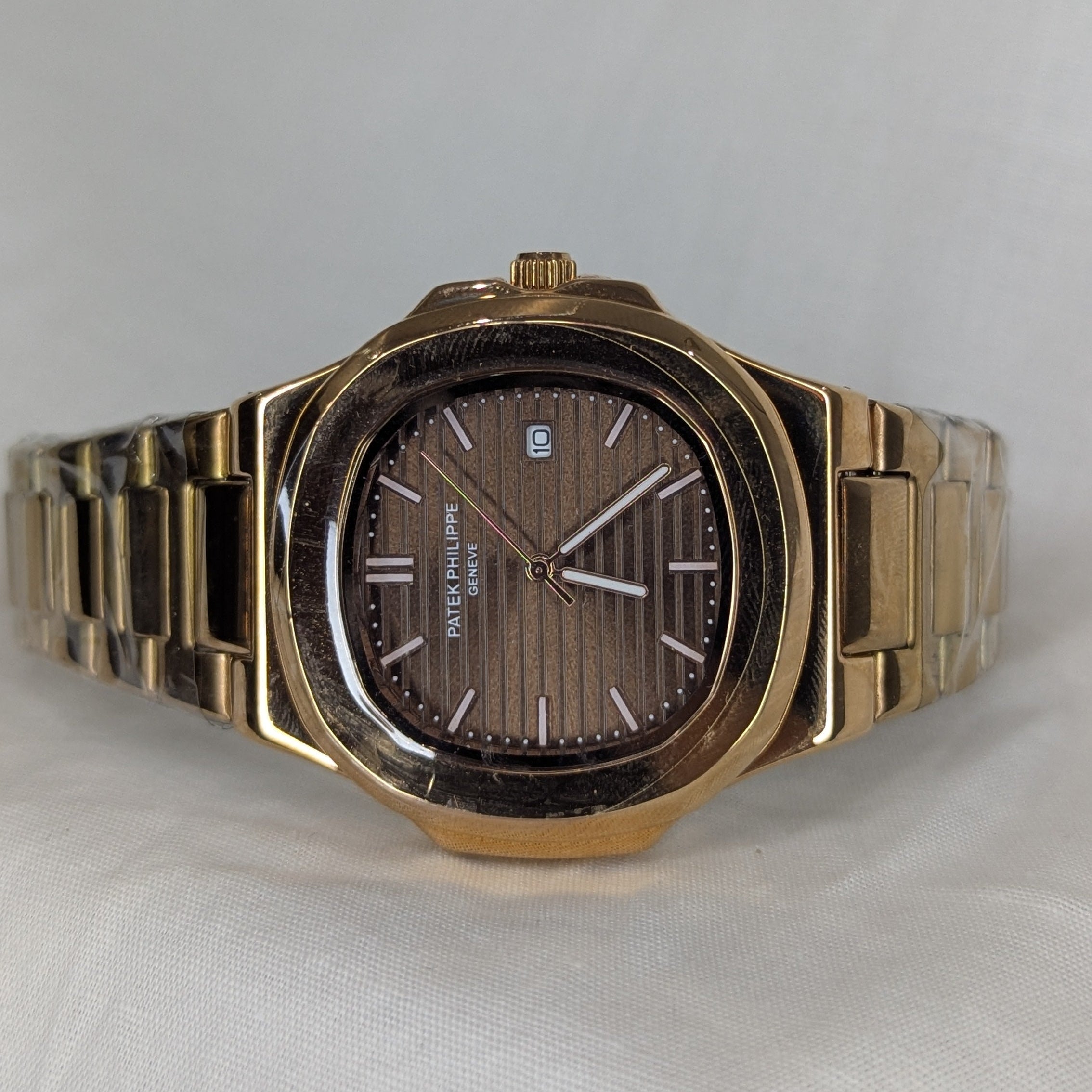 Novo Wrist Eclipse golden Steel Watch – Gold-Accent Bracelet, Minimal Dial